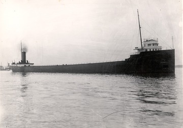 James Carruthers underway, a rare photo of her during the 1913 season.
