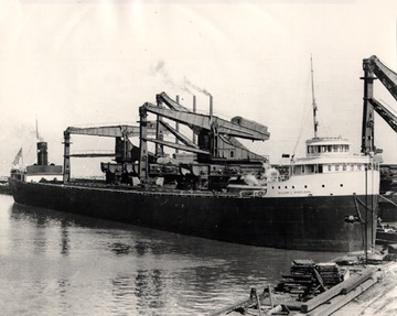 Unloading at Conneaut, Ohio on first trip, 1910.